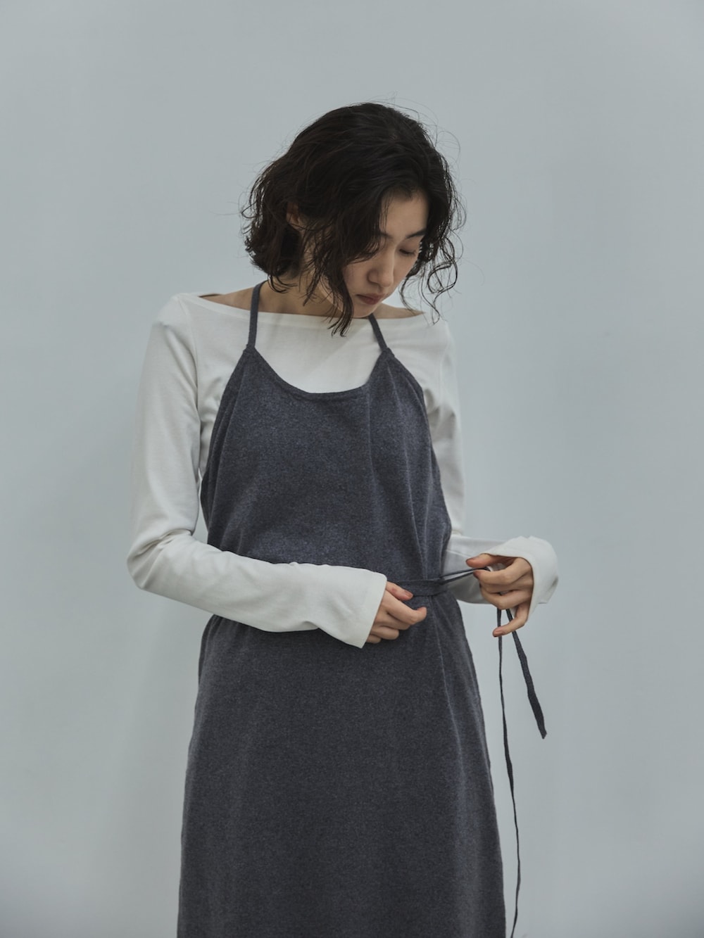 グレー系のワンピース、ホワイト系のTシャツ/カットソー、ブラック系のその他シューズを着用したレディースの秋コーディネートの3枚目の写真