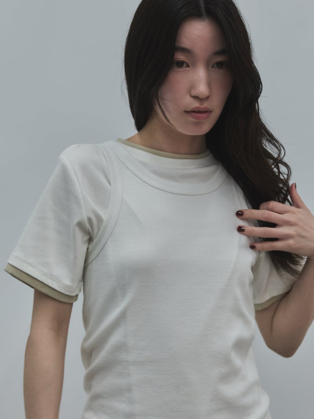 ホワイト系のTシャツ/カットソー、ホワイト系のタンクトップ、ブラック系のその他パンツを着用したレディースの春コーディネートの6枚目の写真