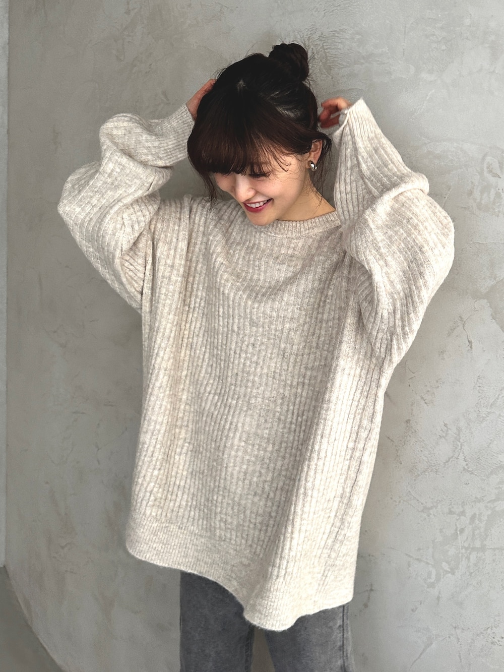 ホワイト系のカーディガン/ボレロ、グレー系のデニムパンツ、ブラック系のスリッポンを着用したレディースの冬コーディネートの4枚目の写真