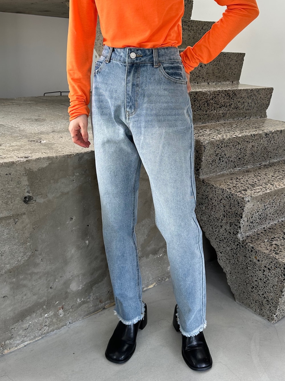 ブルー系のデニムパンツ、ブラック系のスリッポン、ブルー系のデニムジャケットを着用したレディースの秋コーディネートの6枚目の写真