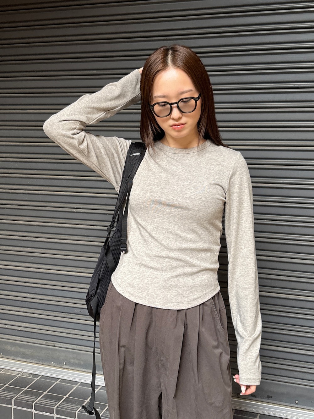 ブラック系のTシャツ/カットソー、ブラウン系のその他パンツ、ベージュ系のその他シューズを着用したレディースの秋コーディネートの5枚目の写真