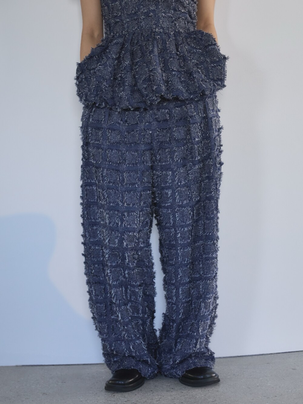 ブルー系のその他トップス、ホワイト系のTシャツ/カットソー、ブルー系のその他パンツを着用したレディースの夏コーディネートの4枚目の写真