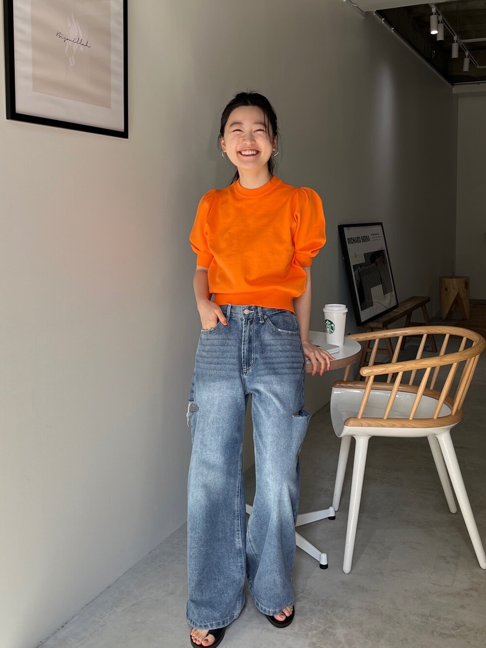 ブルー系のデニムパンツ、ブルー系のニット/セーター、その他のその他を着用したレディースの春コーディネートの2枚目の写真