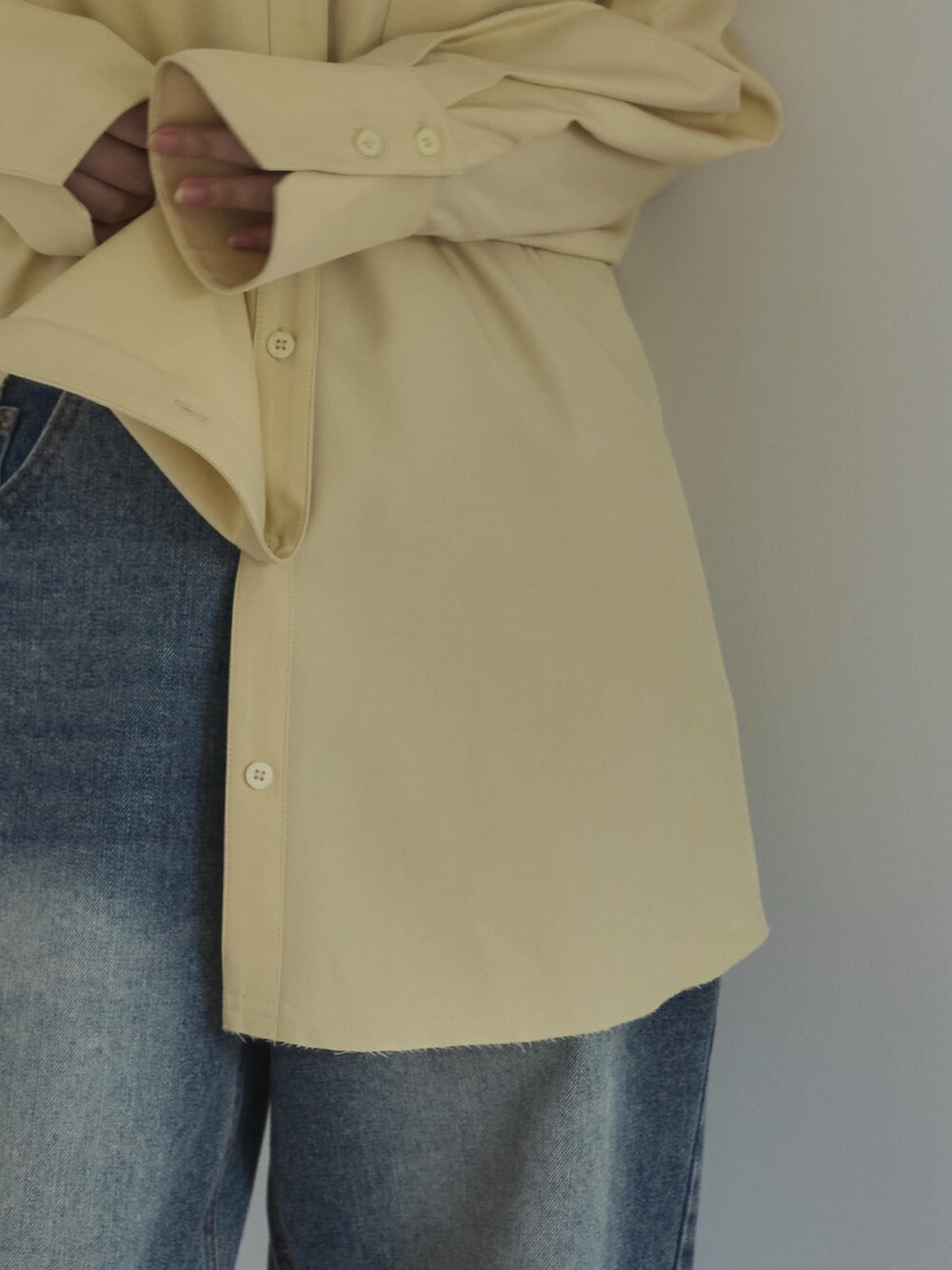 イエロー系のシャツ/ブラウス、ブルー系のデニムパンツ、ブラック系のサンダルを着用したレディースの夏コーディネートの5枚目の写真