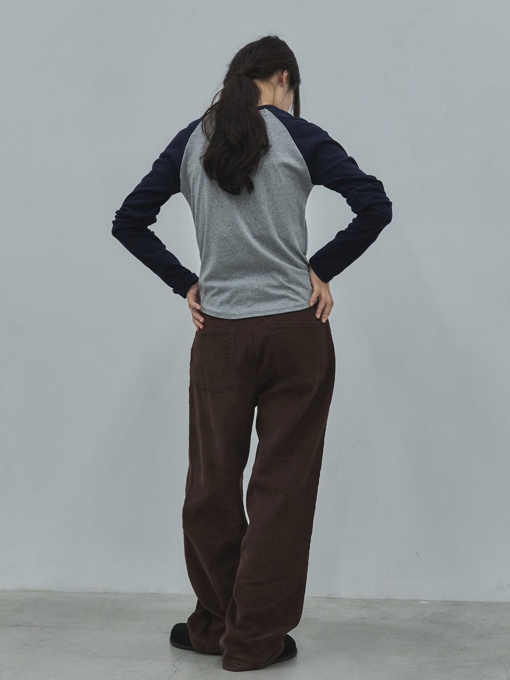 ブルー系のTシャツ/カットソー、ブラウン系のその他パンツ、ブラック系のその他シューズを着用したレディースの秋コーディネートの3枚目の写真