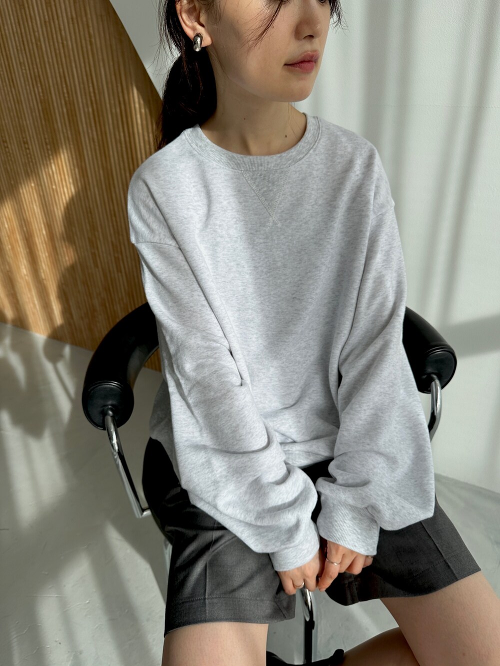 ベージュ系のスウェット、グレー系のその他パンツを着用したレディースの秋コーディネートの5枚目の写真