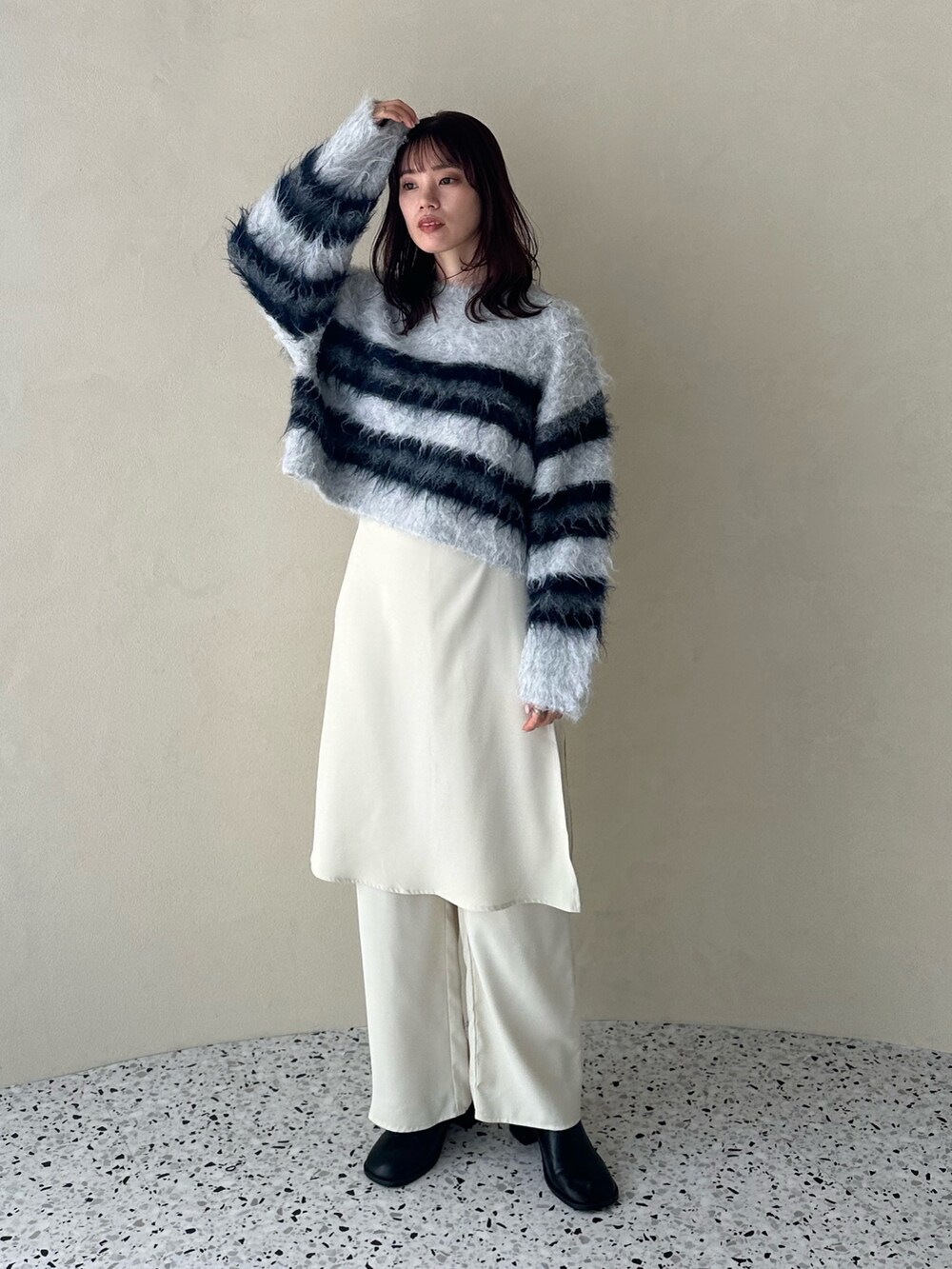 ホワイト系のニット/セーター、ホワイト系のスラックス、その他のその他を着用したレディースの冬コーディネートの3枚目の写真