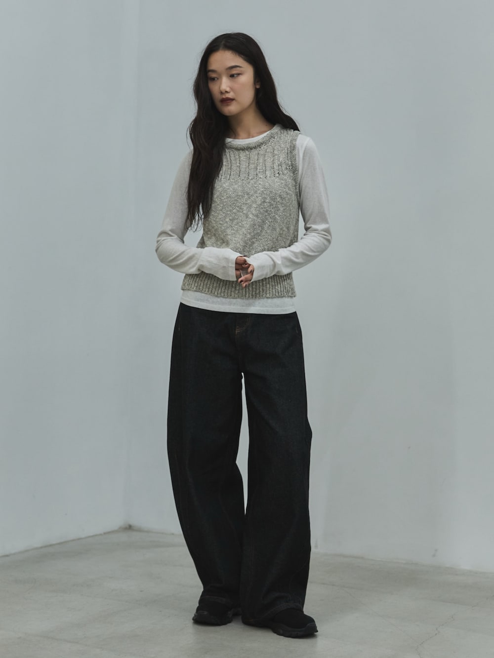 ホワイト系のTシャツ/カットソー、グレー系のタンクトップ、ブラック系のデニムパンツを着用したレディースの秋コーディネートの2枚目の写真