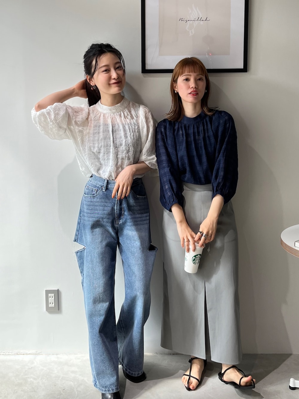 ブルー系のデニムパンツ、ホワイト系のシャツ/ブラウス、ブルー系のシャツ/ブラウスを着用したレディースの春コーディネートの3枚目の写真