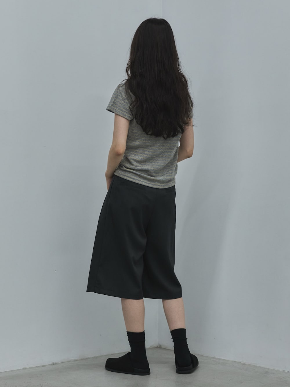 グレー系のTシャツ/カットソー、グレー系のその他パンツ、ブラック系のその他シューズを着用したレディースの夏コーディネートの3枚目の写真