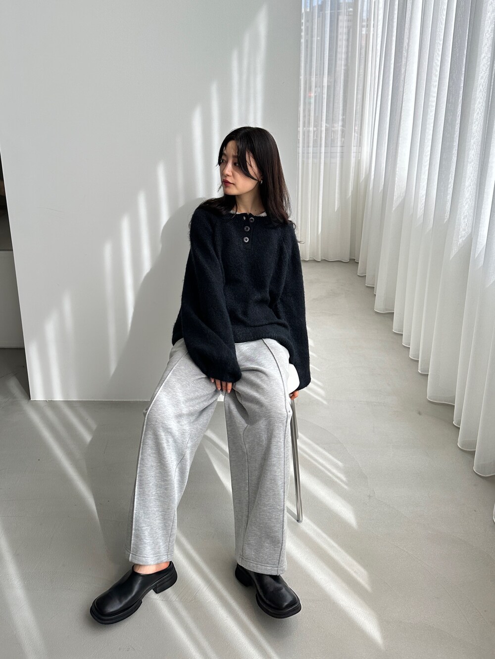 ブルー系のニット/セーター、グレー系のスウェットパンツ、その他のその他を着用したレディースの冬コーディネートの4枚目の写真