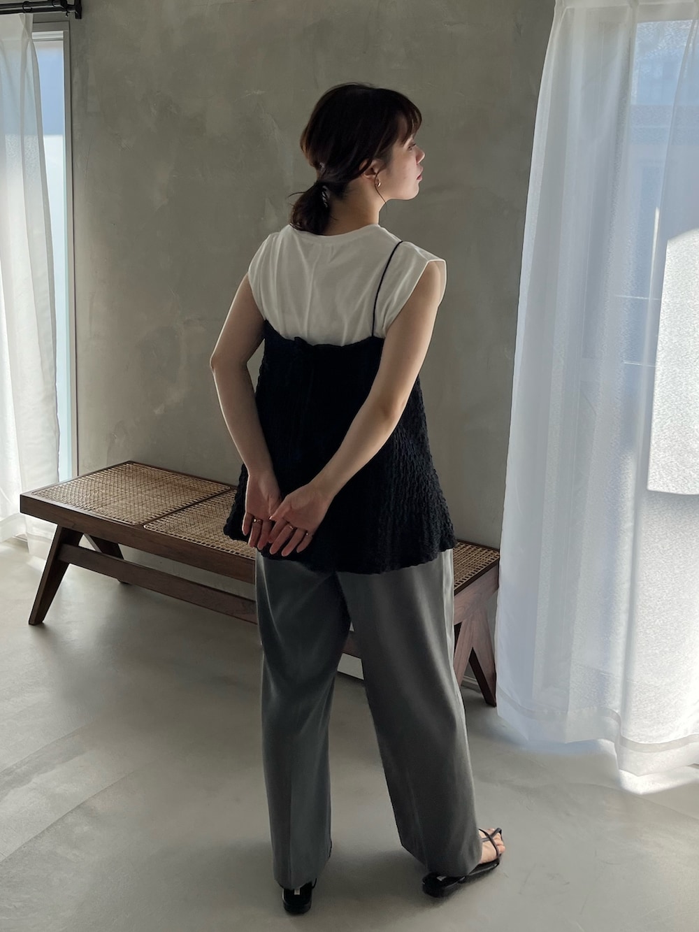 ブラック系のシャツ/ブラウス、ホワイト系のタンクトップ、グレー系のスラックスを着用したレディースの春コーディネートの4枚目の写真