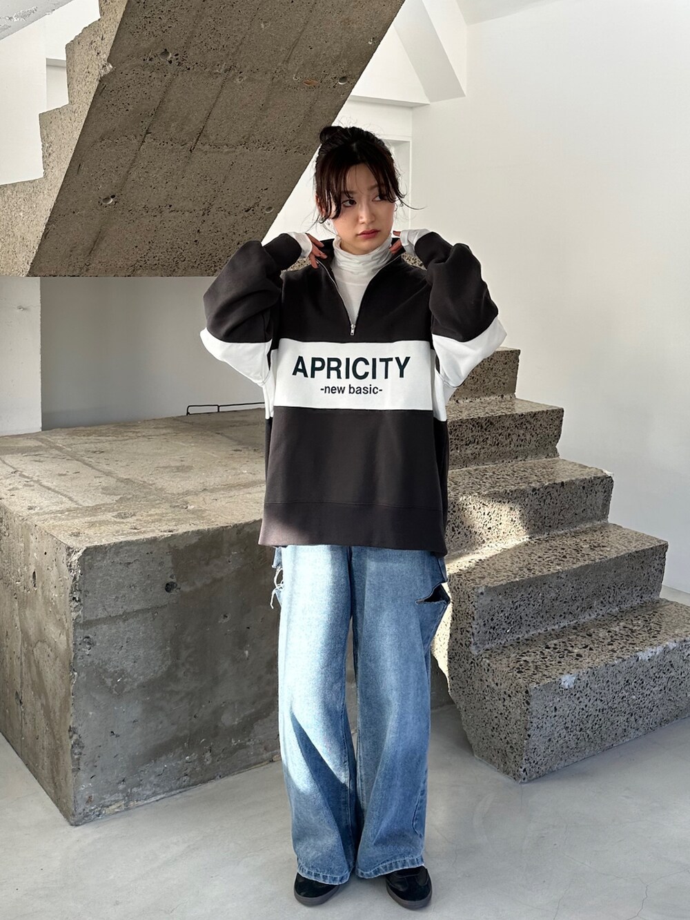 ホワイト系のスウェット、ブラック系のスカート、ブルー系のTシャツ/カットソーを着用したレディースの秋コーディネートの4枚目の写真