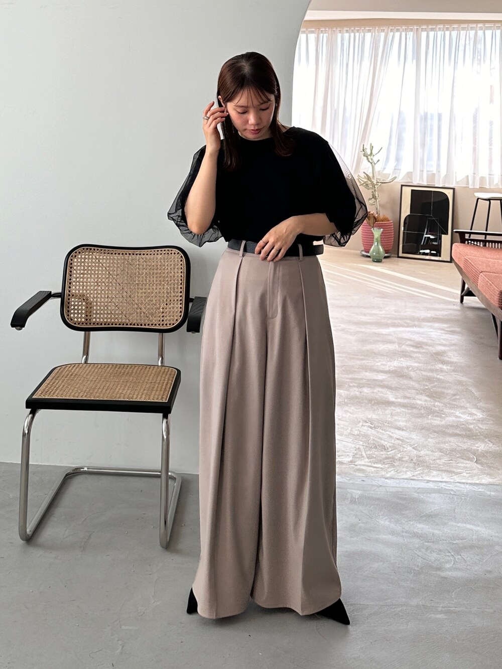 ブラック系のTシャツ/カットソー、ベージュ系のその他パンツ、その他のその他を着用したレディースの春コーディネートの2枚目の写真