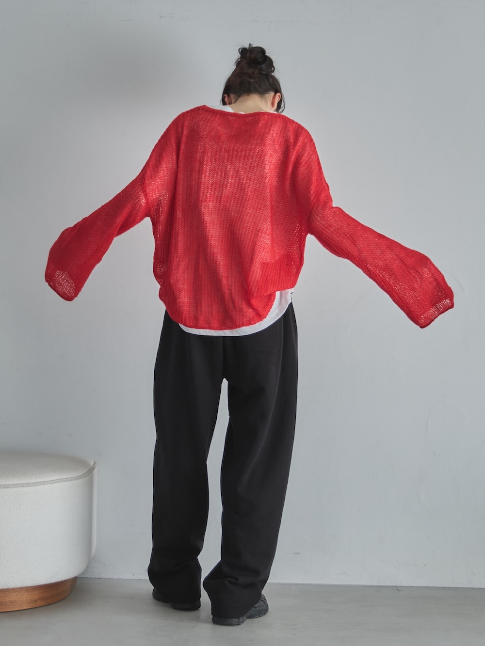 ホワイト系のTシャツ/カットソー、レッド系のニット/セーター、ブラック系のスウェットパンツを着用したレディースの冬コーディネートの4枚目の写真