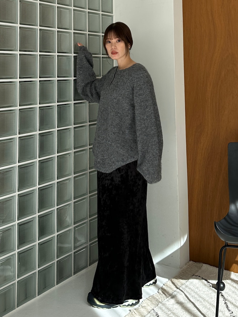グレー系のニット/セーター、ブラック系のスカート、その他のその他を着用したレディースの冬コーディネートの2枚目の写真