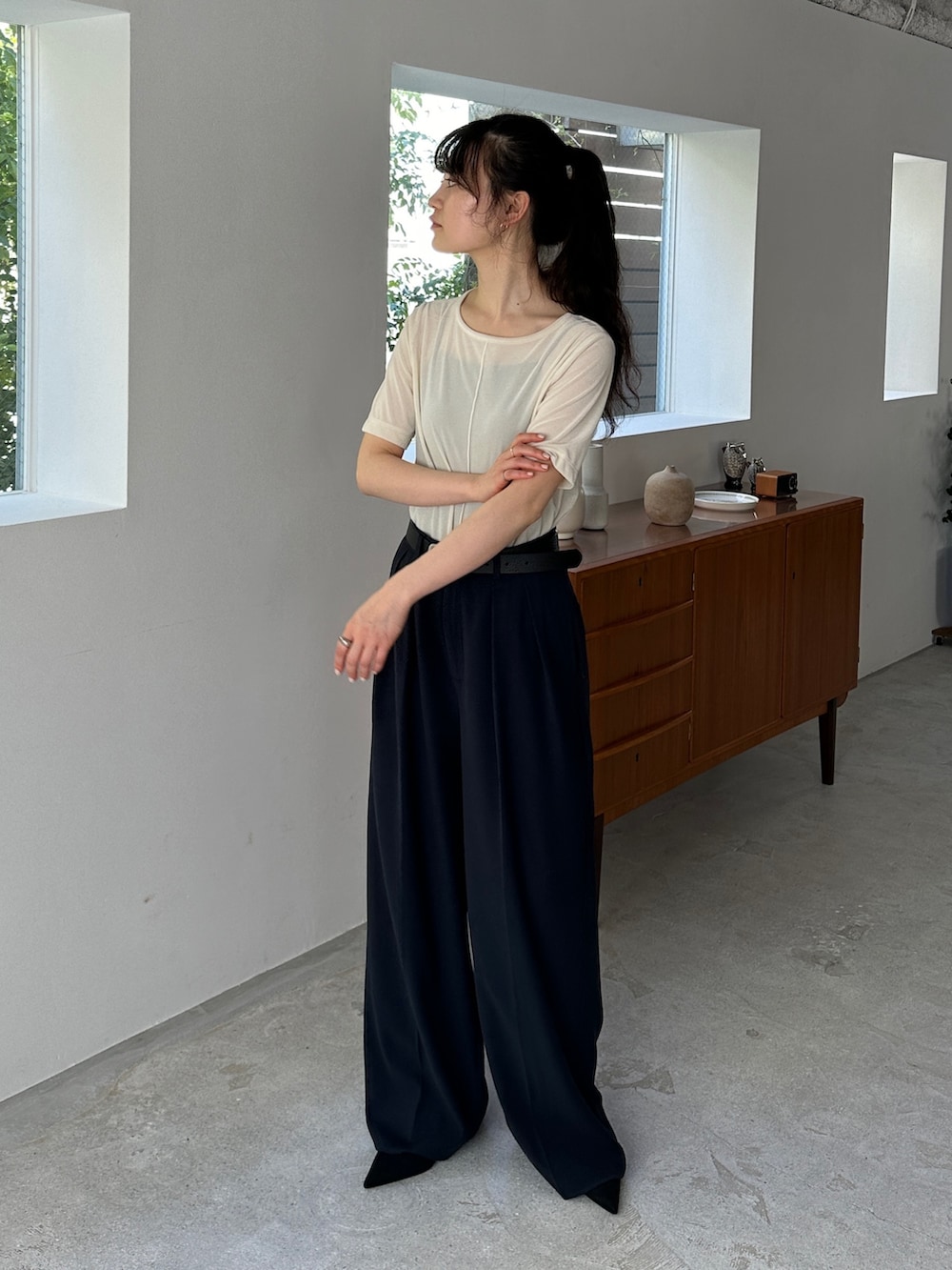 ホワイト系のTシャツ/カットソー、ブルー系のスラックス、その他のその他を着用したレディースの春コーディネートの2枚目の写真