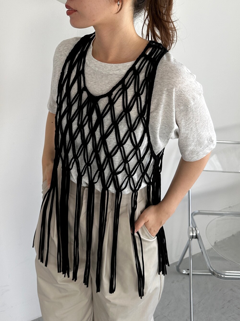 ブラック系のベスト、ベージュ系のTシャツ/カットソー、ベージュ系のその他パンツを着用したレディースの夏コーディネートの3枚目の写真