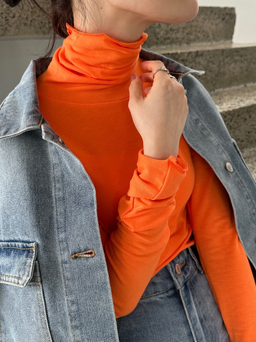 ブルー系のデニムパンツ、ブラック系のスリッポン、ブルー系のデニムジャケットを着用したレディースの秋コーディネートの5枚目の写真