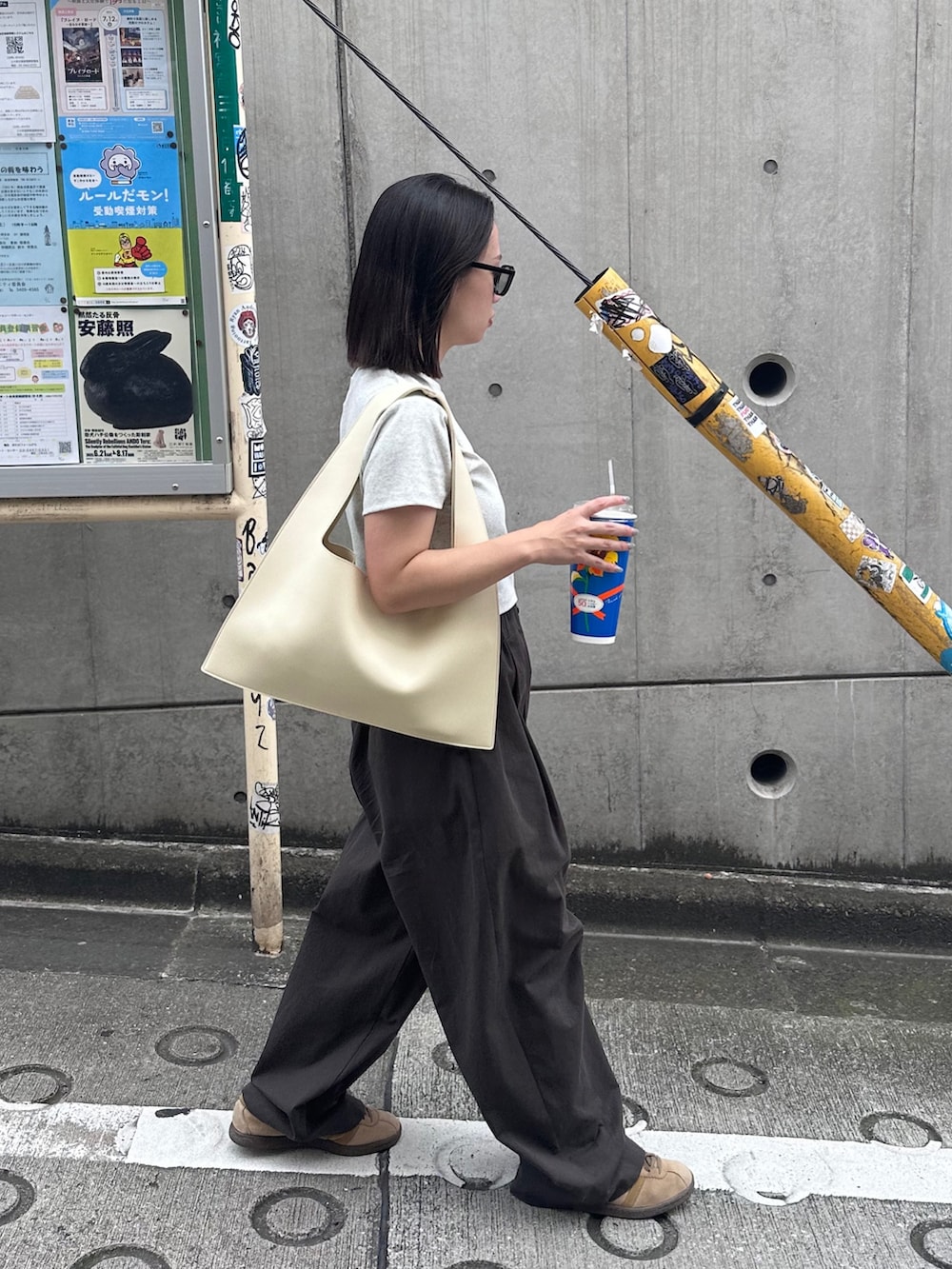 ベージュ系のTシャツ/カットソー、ブラウン系のその他パンツ、ベージュ系のスニーカーを着用したレディースの夏コーディネートの3枚目の写真