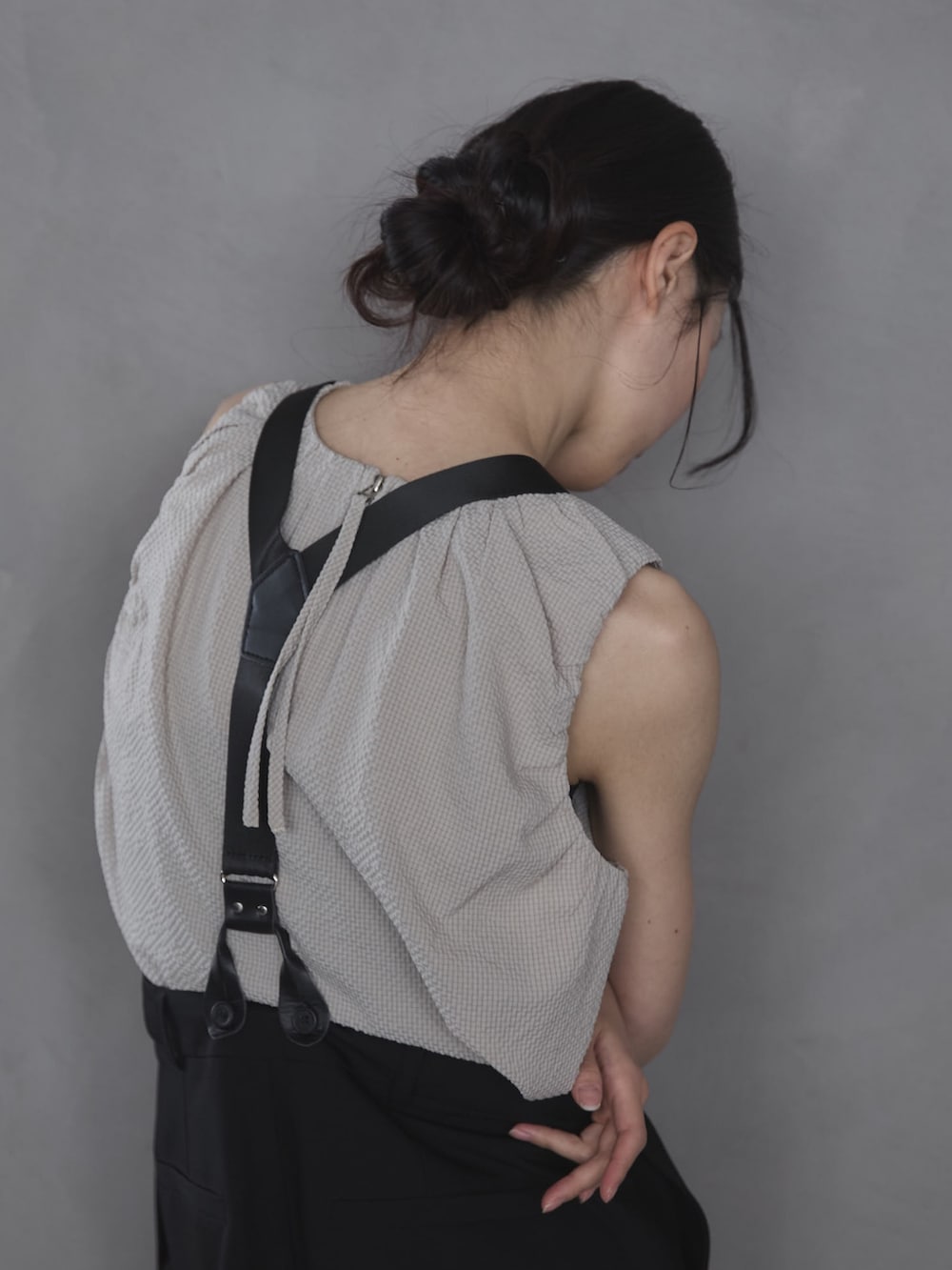 ブラック系のその他パンツ、ホワイト系のシャツ/ブラウス、ブラック系のその他シューズを着用したレディースの夏コーディネートの4枚目の写真