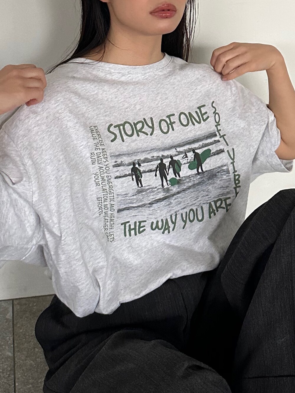 グレー系のTシャツ/カットソー、グレー系のスラックス、その他のその他を着用したレディースの春コーディネートの4枚目の写真