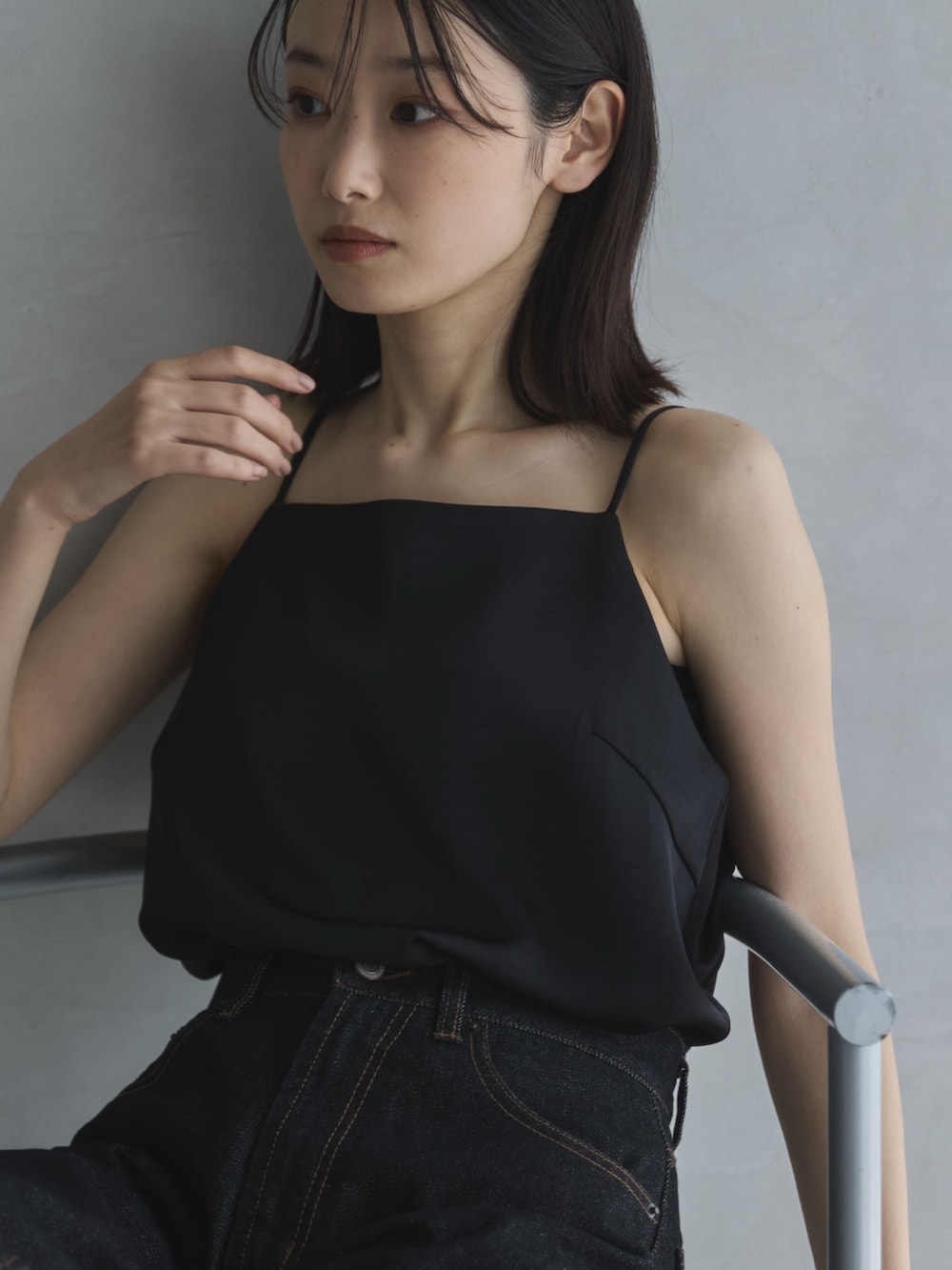 ブラック系のその他トップス、ブラック系のデニムパンツ、ブラック系のサンダルを着用したレディースの夏コーディネートの4枚目の写真