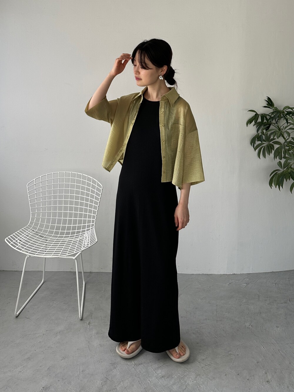 グリーン系のシャツ/ブラウス、ブラック系のワンピース、その他のその他を着用したレディースの夏コーディネートの2枚目の写真