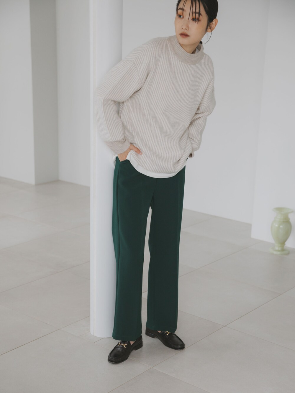 グリーン系のスラックス、ホワイト系のニット/セーター、その他のその他を着用したレディースの秋コーディネートの4枚目の写真