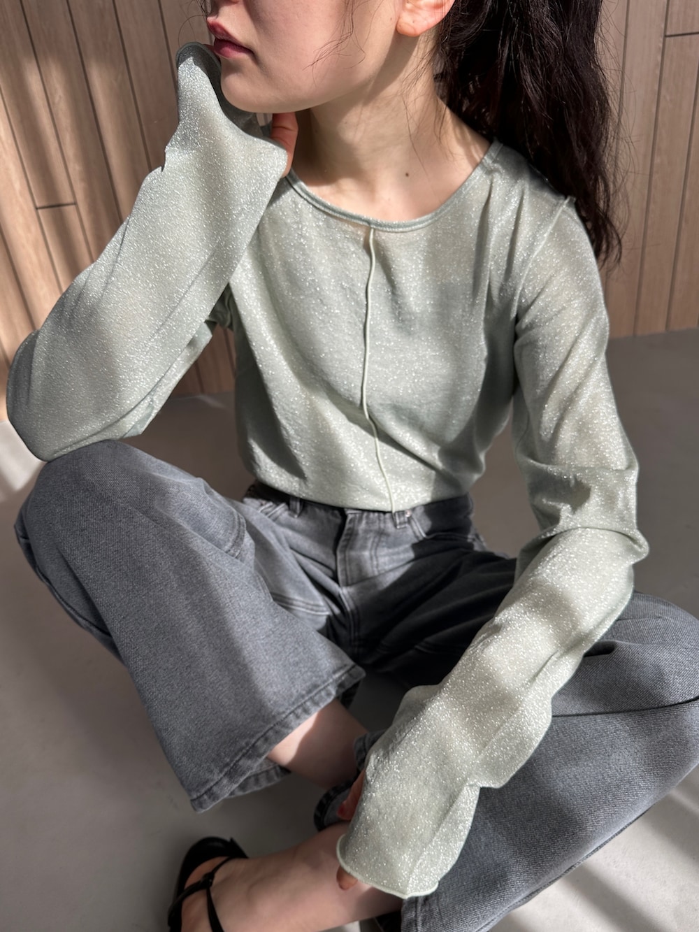 ホワイト系のTシャツ/カットソー、グレー系のデニムパンツ、その他のその他を着用したレディースの春コーディネートの4枚目の写真