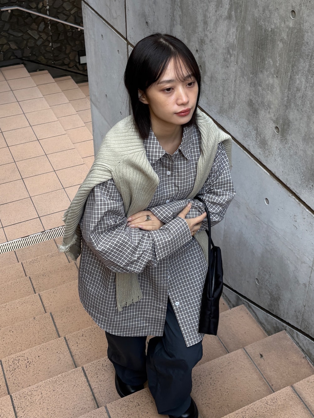 ホワイト系のシャツ/ブラウス、ベージュ系のカーディガン/ボレロ、ブルー系のその他パンツを着用したレディースの春コーディネートの2枚目の写真