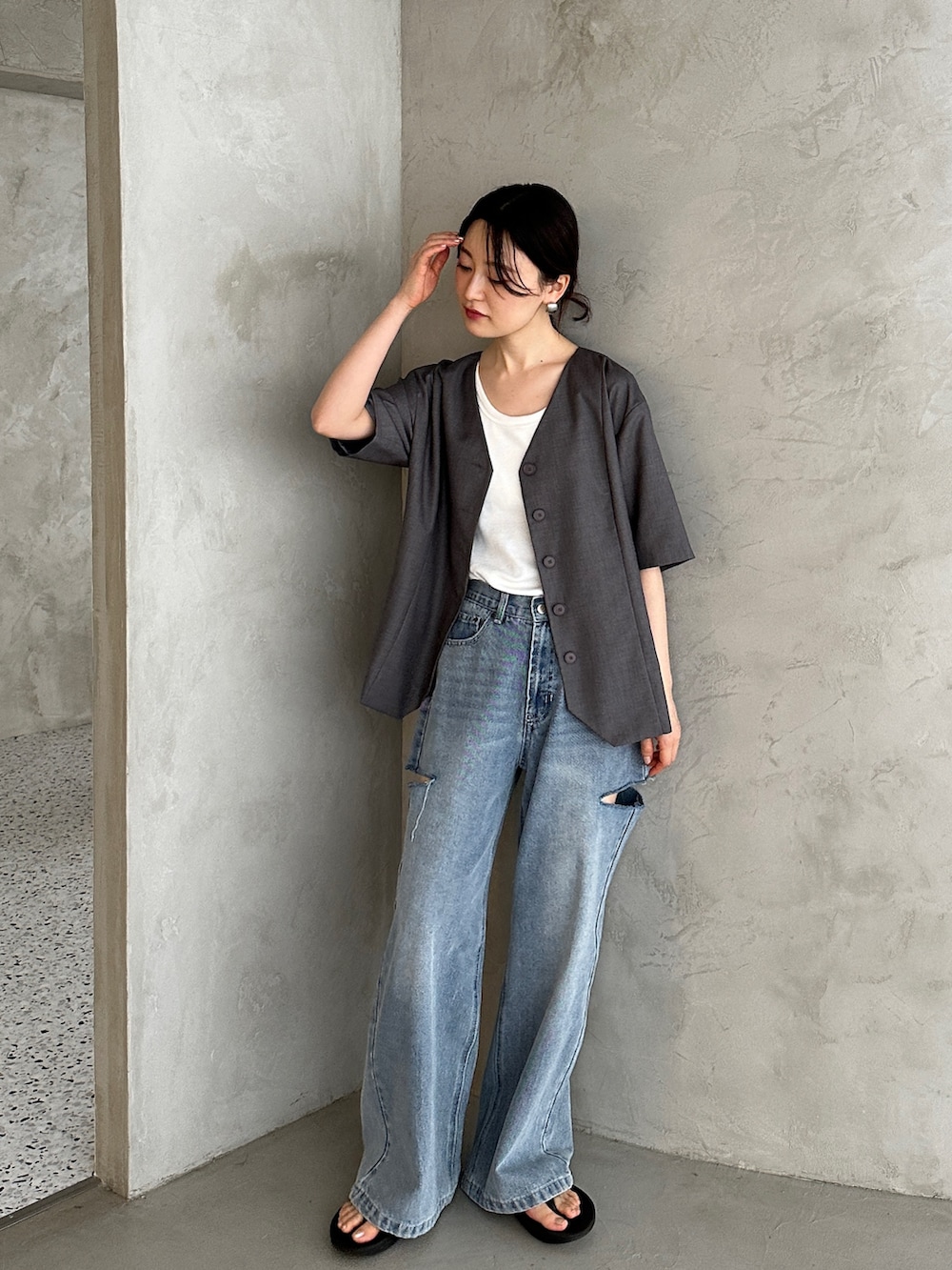 「お出かけコーデ、秋服準備はじめました、レイヤードスタイル、デニム、デートコーデ、淡色コーデ、韓国ファッション、休日スタイル、アウトドアスタイル、スポーツミックス、ジャケット、きれいめカジュアル、大人カジュアル、サンダル、ダメージデニムパンツ」｜「feepurのサイドスリットストレートワイドデニム（デニムパンツ、ブルー系）」を使った、feepurさん（骨格ウェーブ・レディース・160cm）の夏コーディネートの2枚目の写真