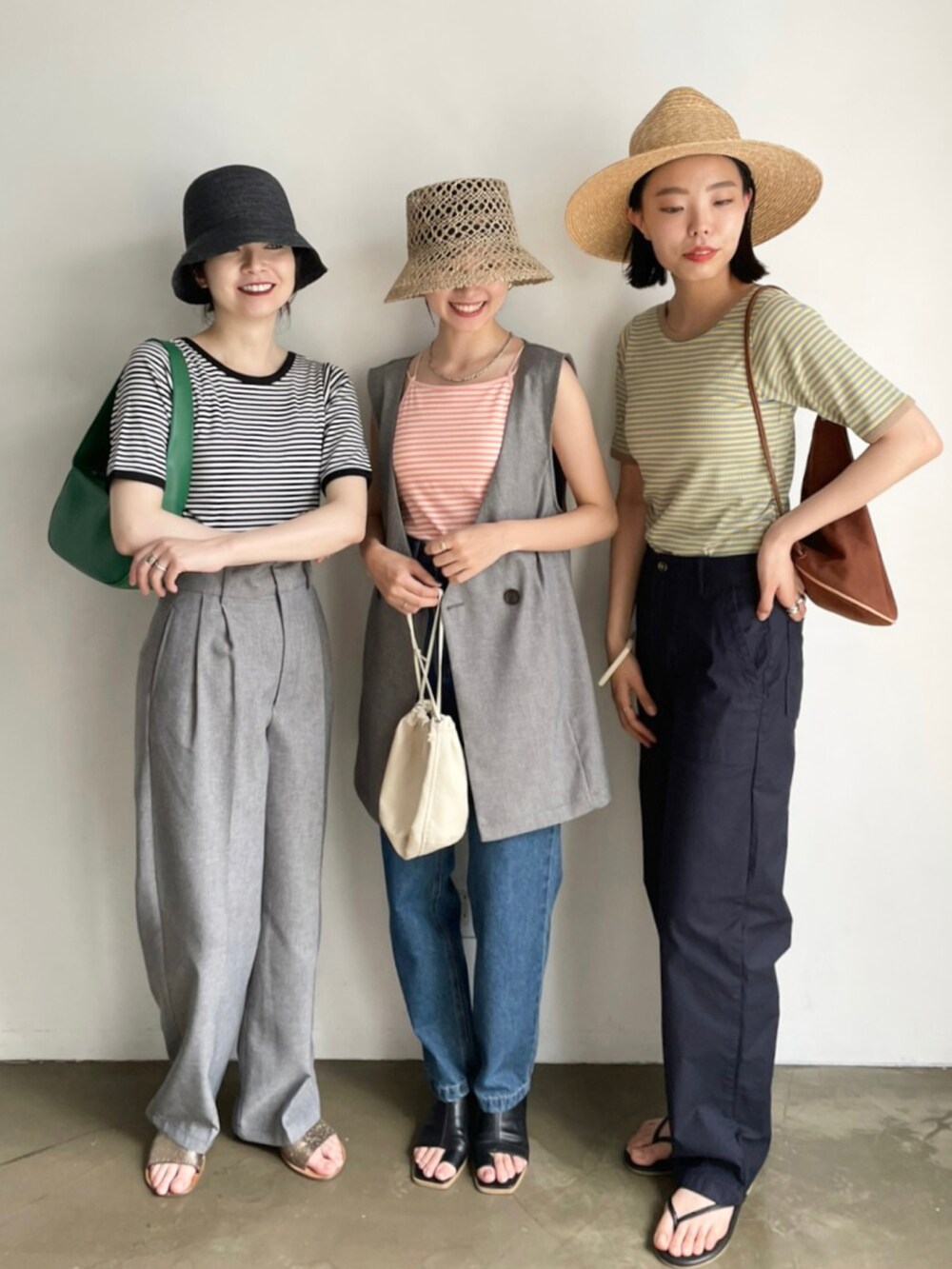 その他のサンダル、グレー系のスラックス、グリーン系のハンドバッグを着用したレディースの春コーディネートの2枚目の写真