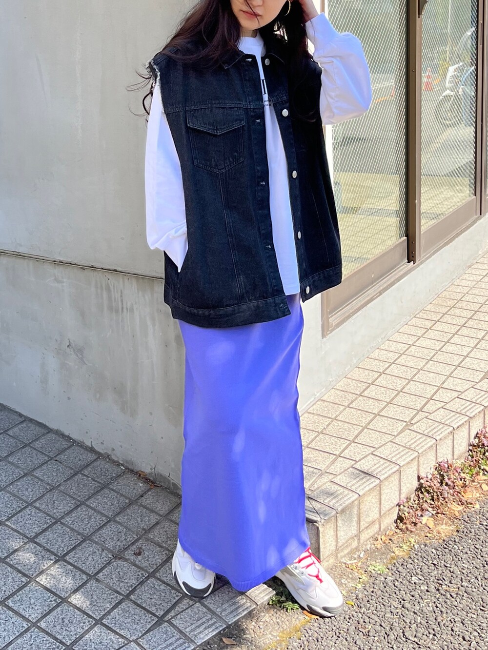 パープル系のスカート、ホワイト系のスニーカー、ホワイト系のスウェットを着用したレディースの春コーディネートの3枚目の写真