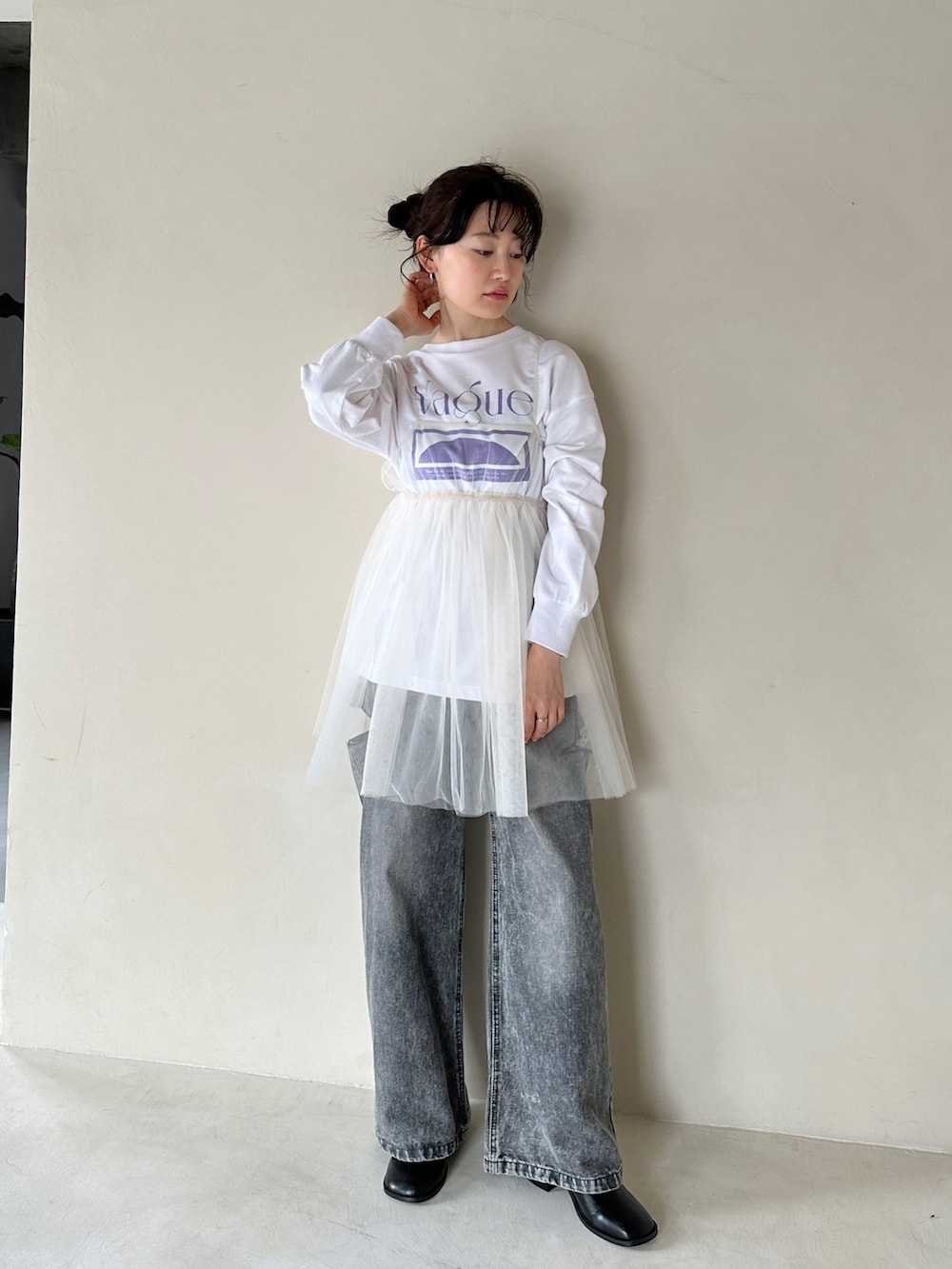 ホワイト系のシャツ/ブラウス、ホワイト系のスウェット、ブラック系のデニムパンツを着用したレディースの夏コーディネートの2枚目の写真