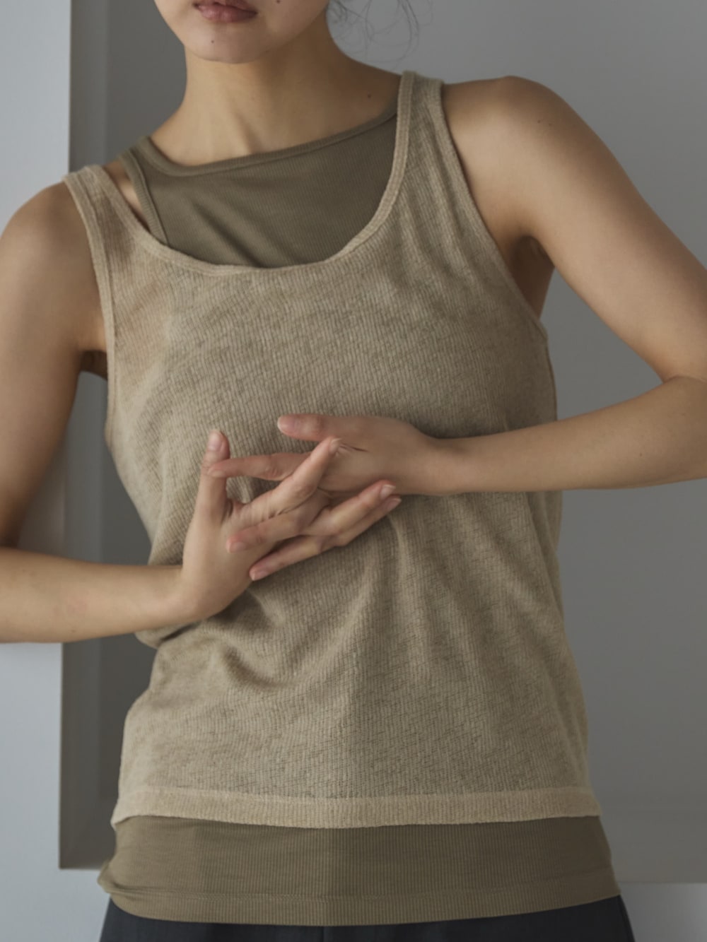 ベージュ系のタンクトップ、グレー系のスカート、ブラック系のサンダルを着用したレディースの春コーディネートの4枚目の写真