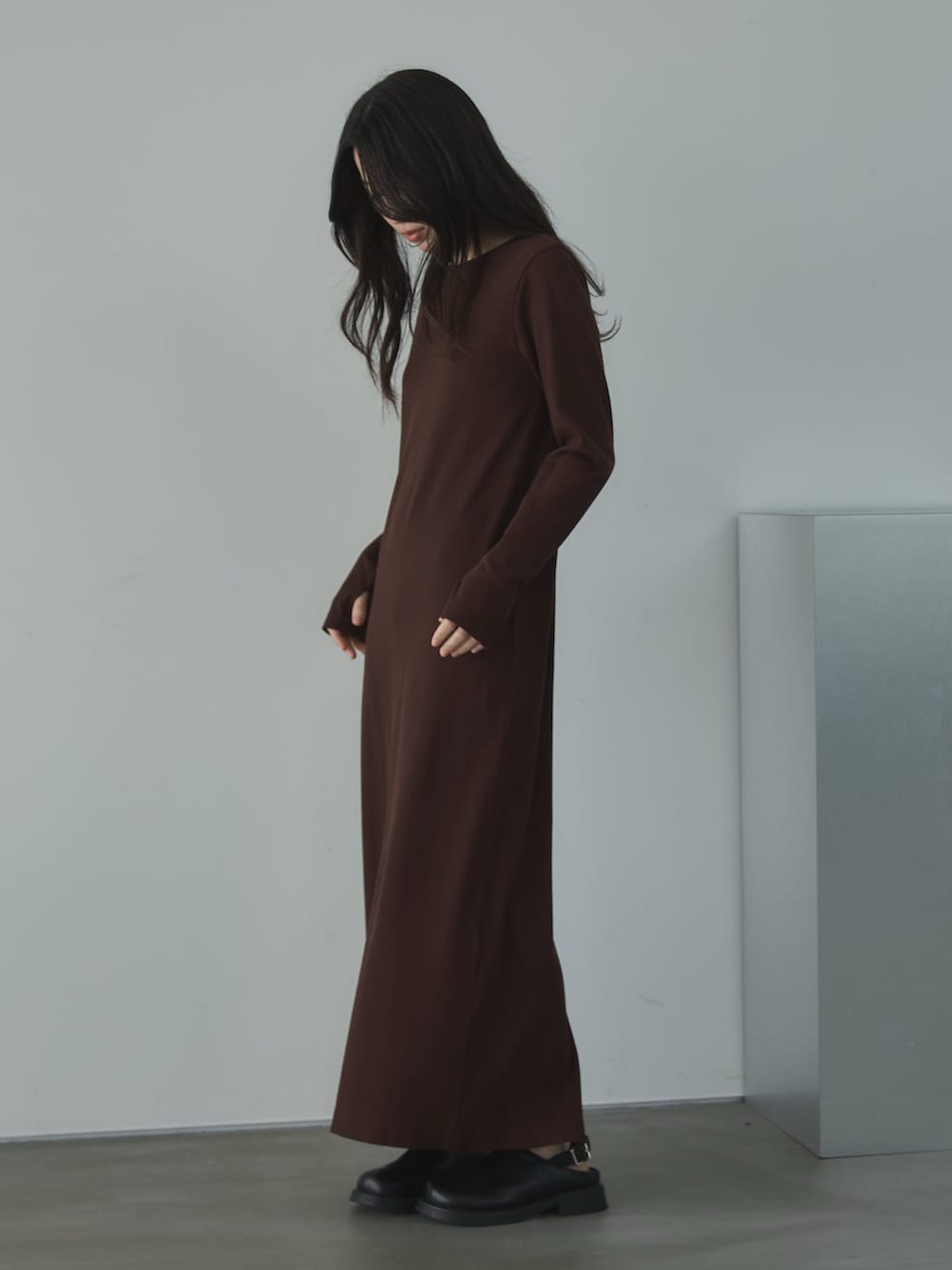 ブラウン系のワンピース、ブラック系のその他シューズ、その他のその他を着用したレディースの春コーディネートの2枚目の写真