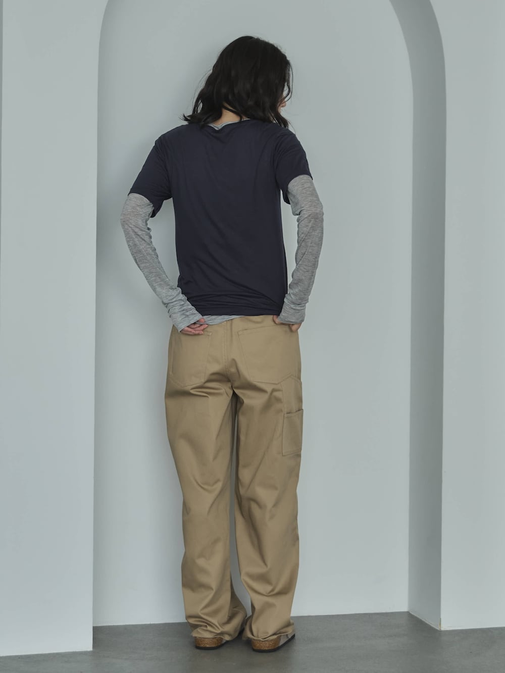 ブルー系のTシャツ/カットソー、ベージュ系のその他パンツ、ベージュ系のサンダルを着用したレディースの秋コーディネートの3枚目の写真