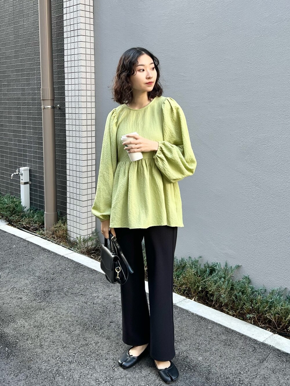 グリーン系のシャツ/ブラウス、ブラック系のパンプス、ブラック系のその他パンツを着用したレディースの冬コーディネートの2枚目の写真