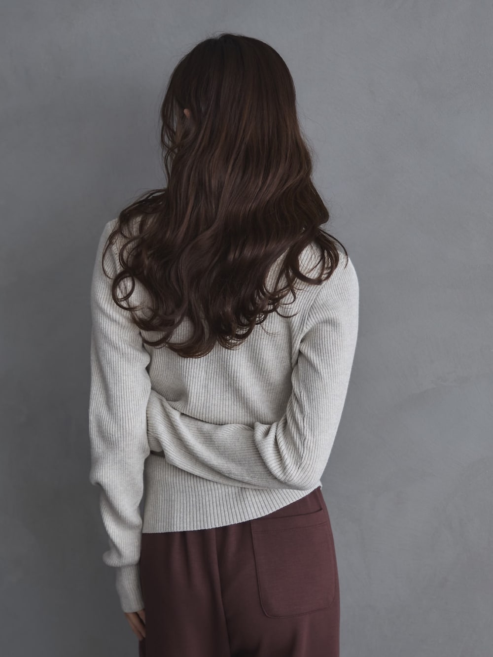 ホワイト系のニット/セーター、ブラウン系のその他パンツ、ブラック系のその他シューズを着用したレディースの冬コーディネートの7枚目の写真