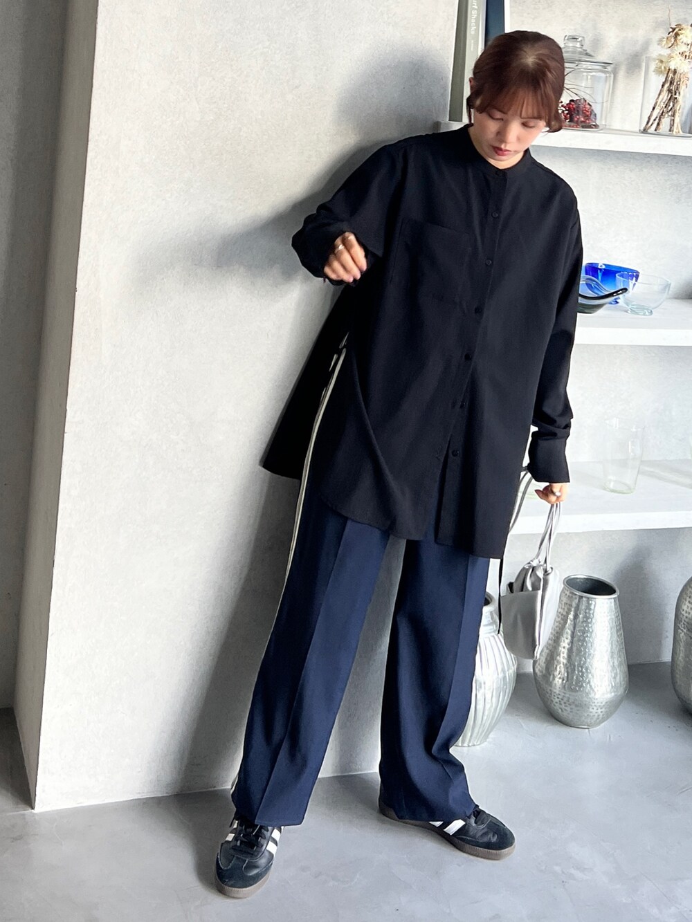 ブラック系のシャツ/ブラウス、ブルー系のスラックス、ブラック系のスニーカーを着用したレディースの冬コーディネートの3枚目の写真