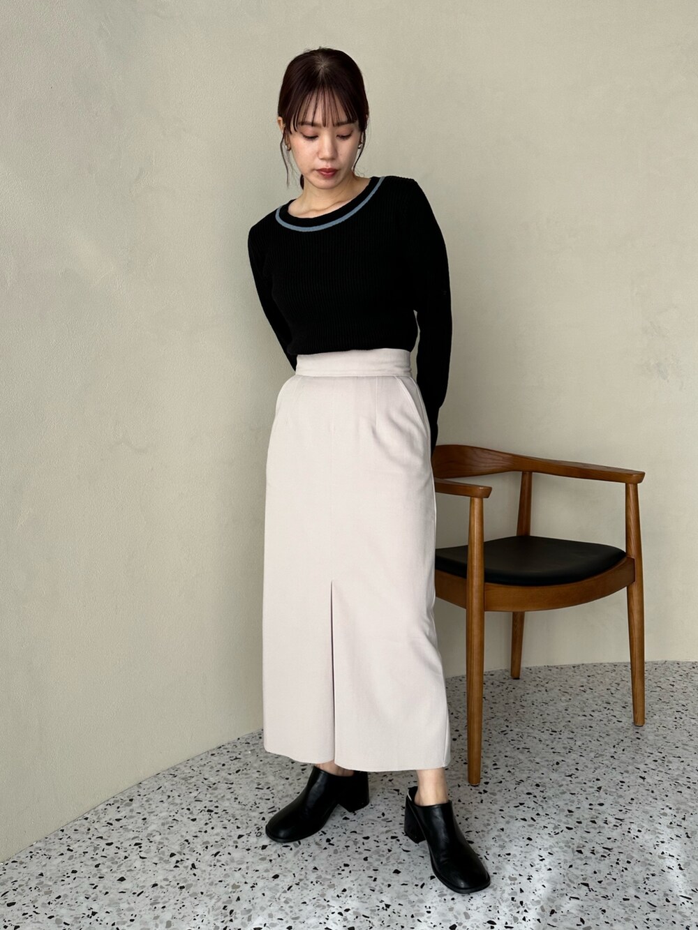 ブラック系のニット/セーター、ホワイト系のスカート、その他のその他を着用したレディースの冬コーディネートの2枚目の写真