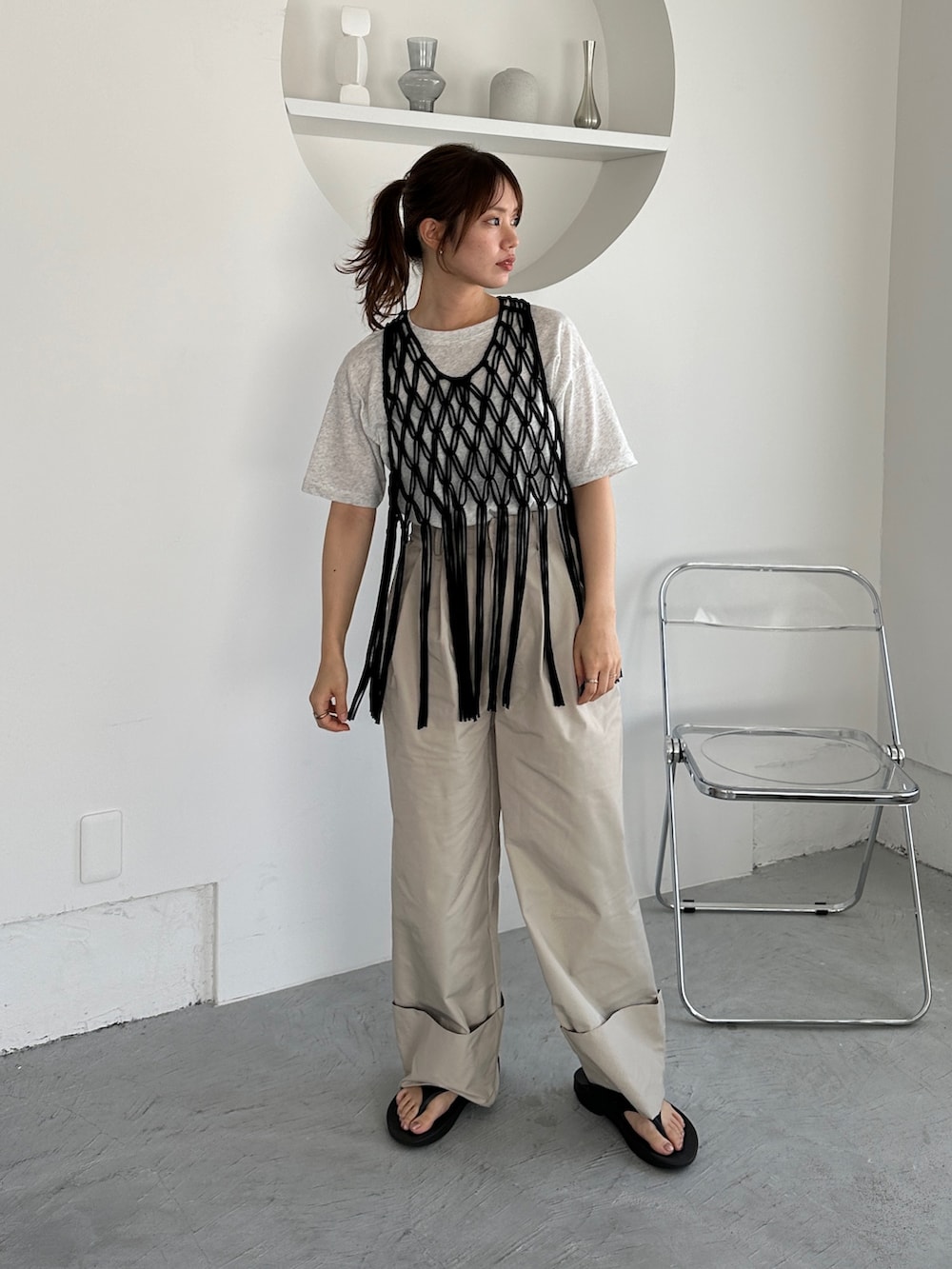 ブラック系のベスト、ベージュ系のTシャツ/カットソー、ベージュ系のその他パンツを着用したレディースの夏コーディネートの2枚目の写真