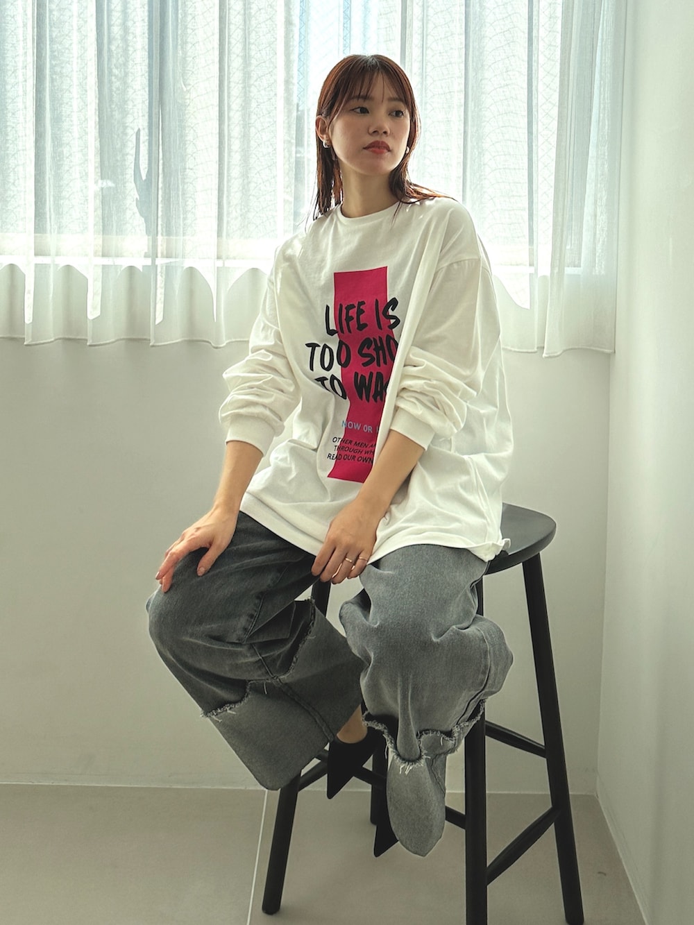 グレー系のデニムパンツ、ホワイト系のシャツ/ブラウス、その他のその他を着用したレディースの春コーディネートの3枚目の写真