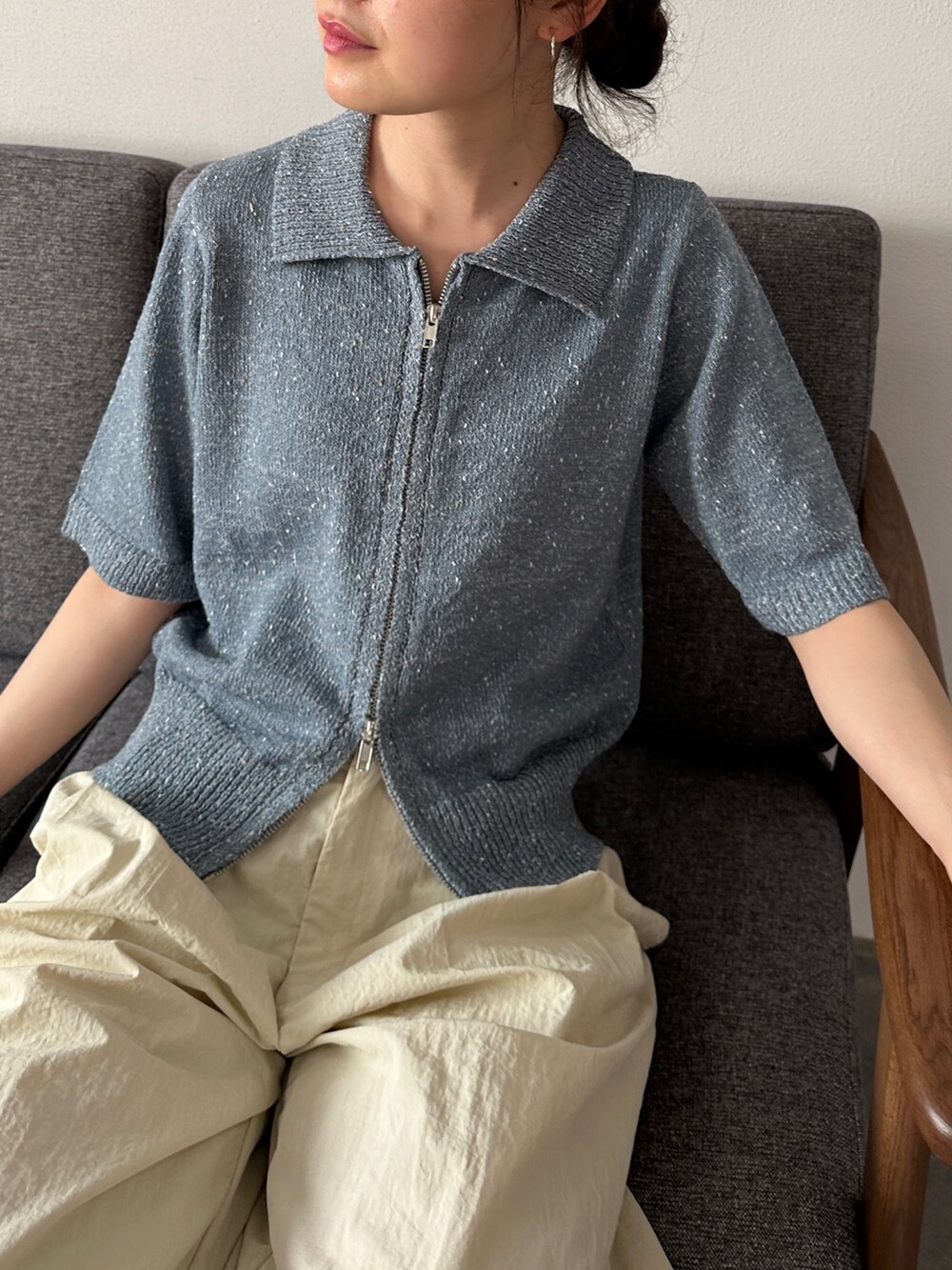 ブルー系のニット/セーター、ホワイト系のその他パンツ、ブラック系のサンダルを着用したレディースの夏コーディネートの3枚目の写真