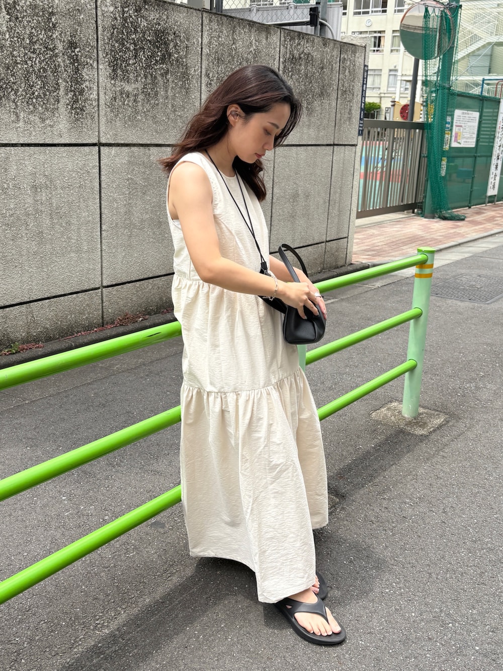 「スポーツミックス、サンダル、モノトーン、ワンピース、デートコーデ、きれいめカジュアル、夏コーデ、夏服コーデ、オトナカワイイ、シンプルカジュアル、ワントーンコーデ、ワンピーススタイル、モノトーンコーデ、カジュアルガーリー、ブラック」｜「feepurのスクエアミニバッグ（ショルダーバッグ、ブラック系）」を使った、feepurさん（レディース・153cm）の夏コーディネートの4枚目の写真