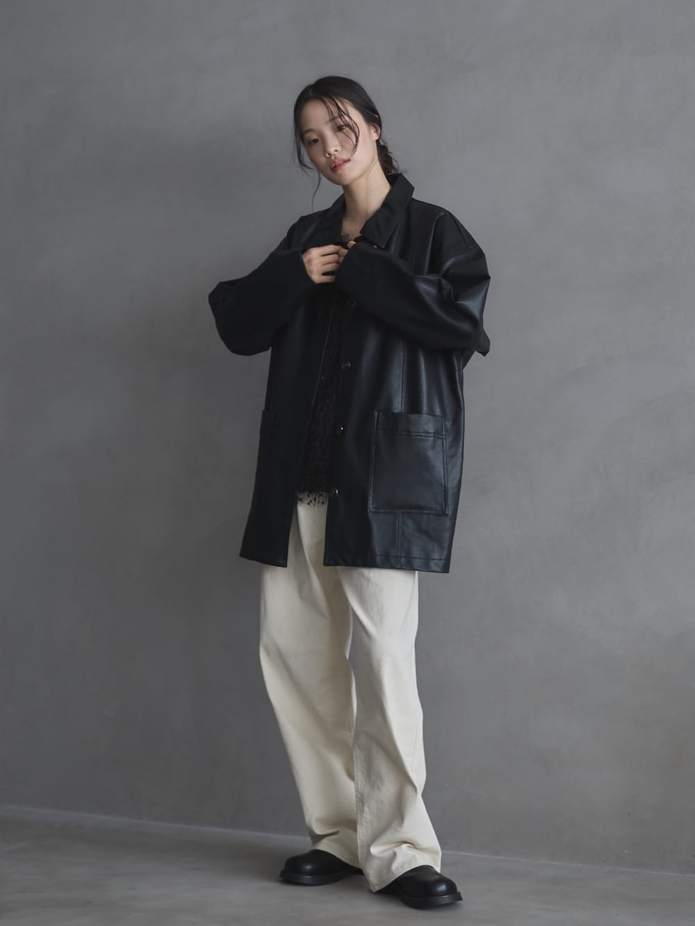 ブラック系のその他トップス、ブラック系のカバーオール、ホワイト系のデニムパンツを着用したレディースの冬コーディネートの2枚目の写真