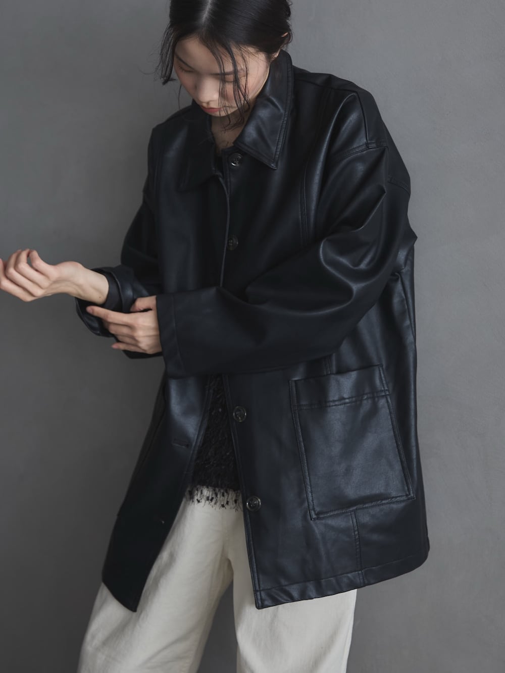 ブラック系のその他トップス、ブラック系のカバーオール、ホワイト系のデニムパンツを着用したレディースの冬コーディネートの7枚目の写真