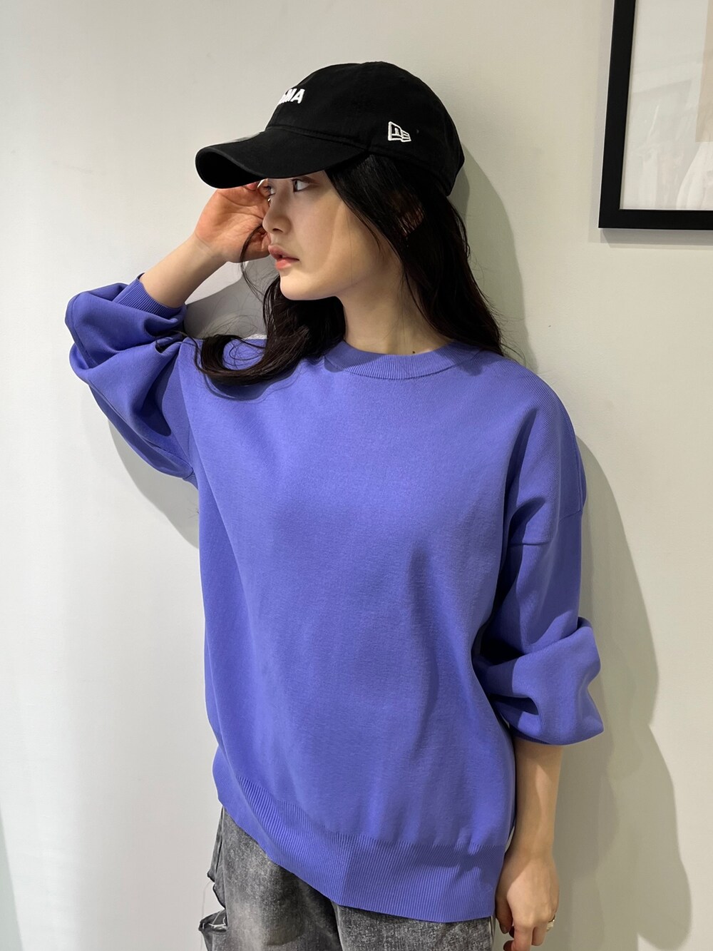 パープル系のカーディガン/ボレロ、ブラック系のデニムパンツ、グレー系のスニーカーを着用したレディースの冬コーディネートの5枚目の写真