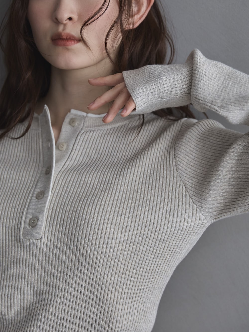 ホワイト系のニット/セーター、ブラウン系のその他パンツ、ブラック系のその他シューズを着用したレディースの冬コーディネートの9枚目の写真